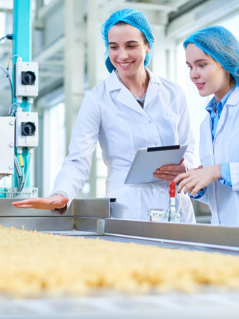 Addette al controllo di una linea di produzione alimentare